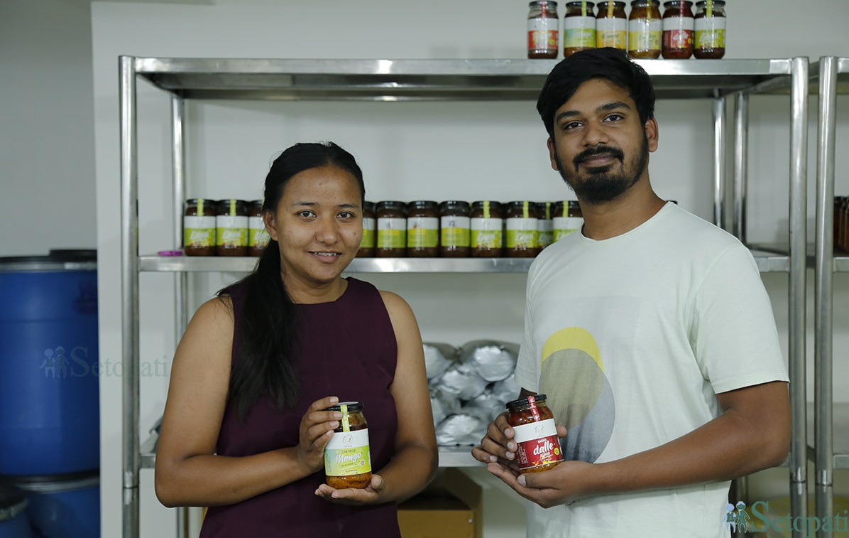 'देसना अचार' का सञ्चालकद्वय मोनिका श्रेष्ठ र आशुतोष गोल्यान। तस्बिरः नवीनबाबु गुरूङ/सेतोपाटी